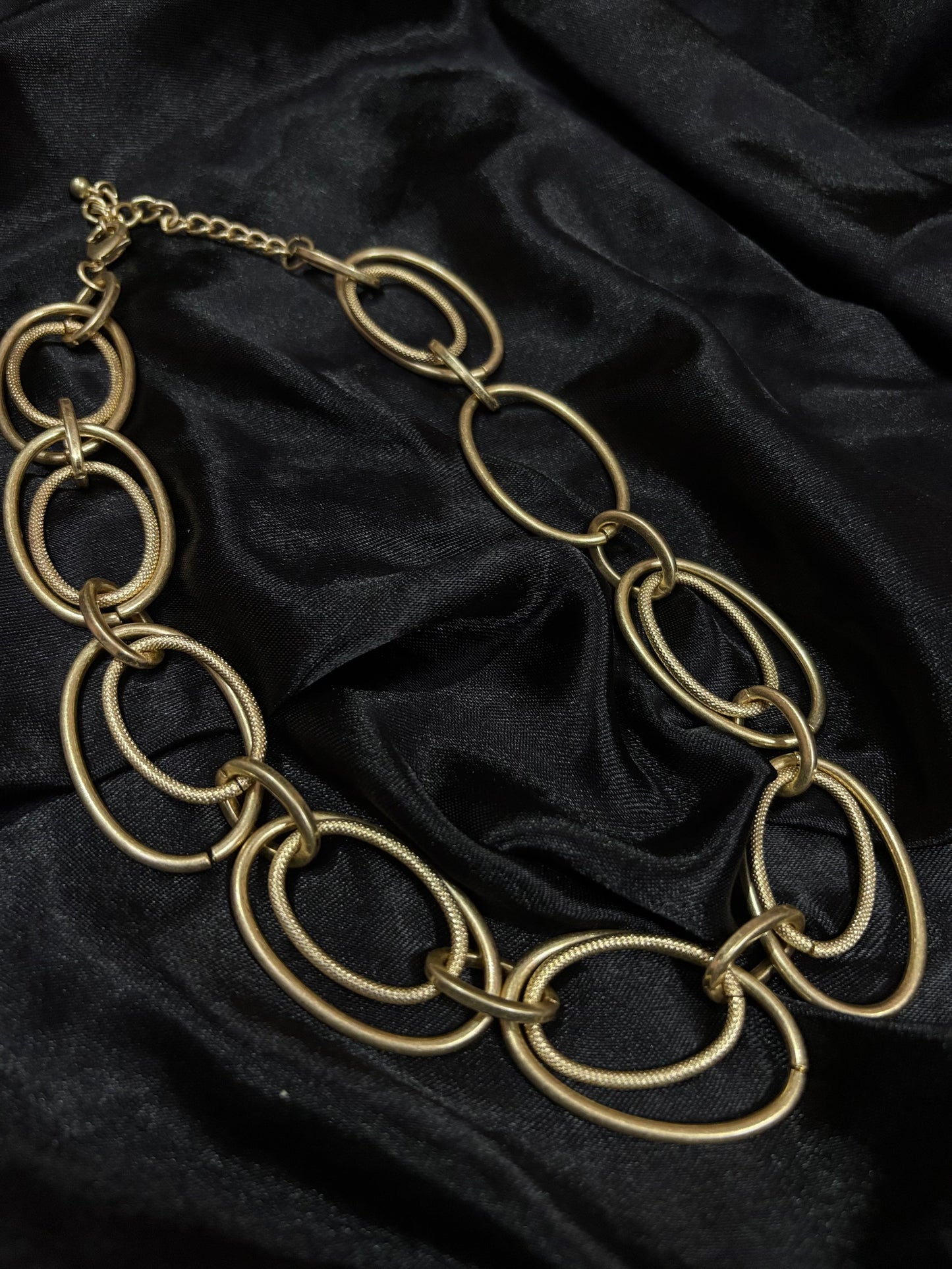 Intertwined double rounded neckpiece