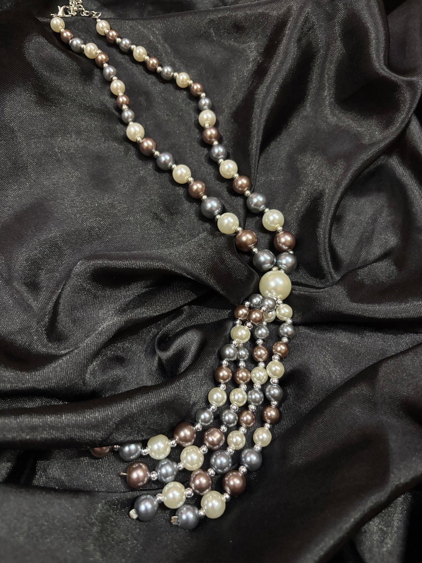 long pearl neck pendant in blue