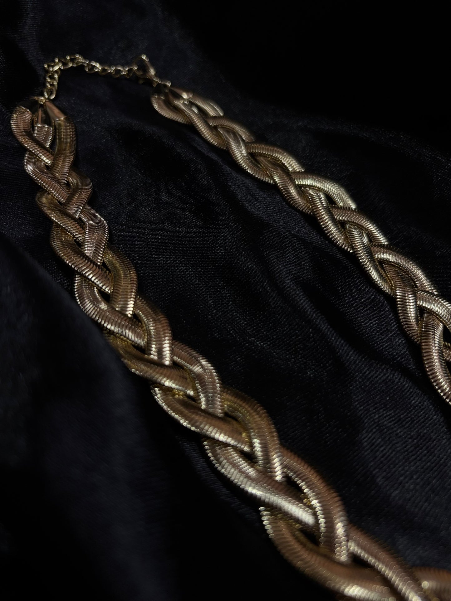 sleek twisted neckpiece