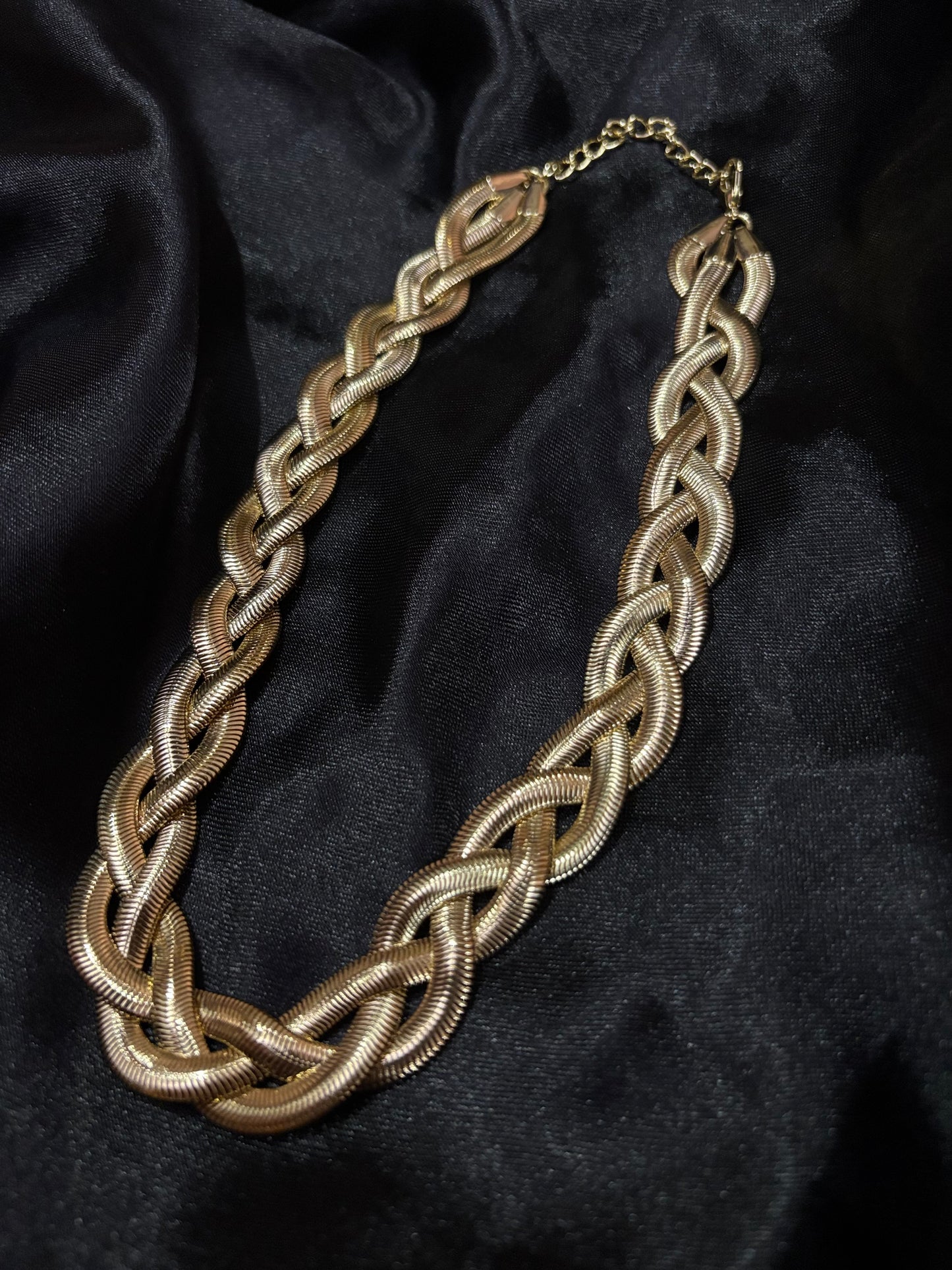 sleek twisted neckpiece