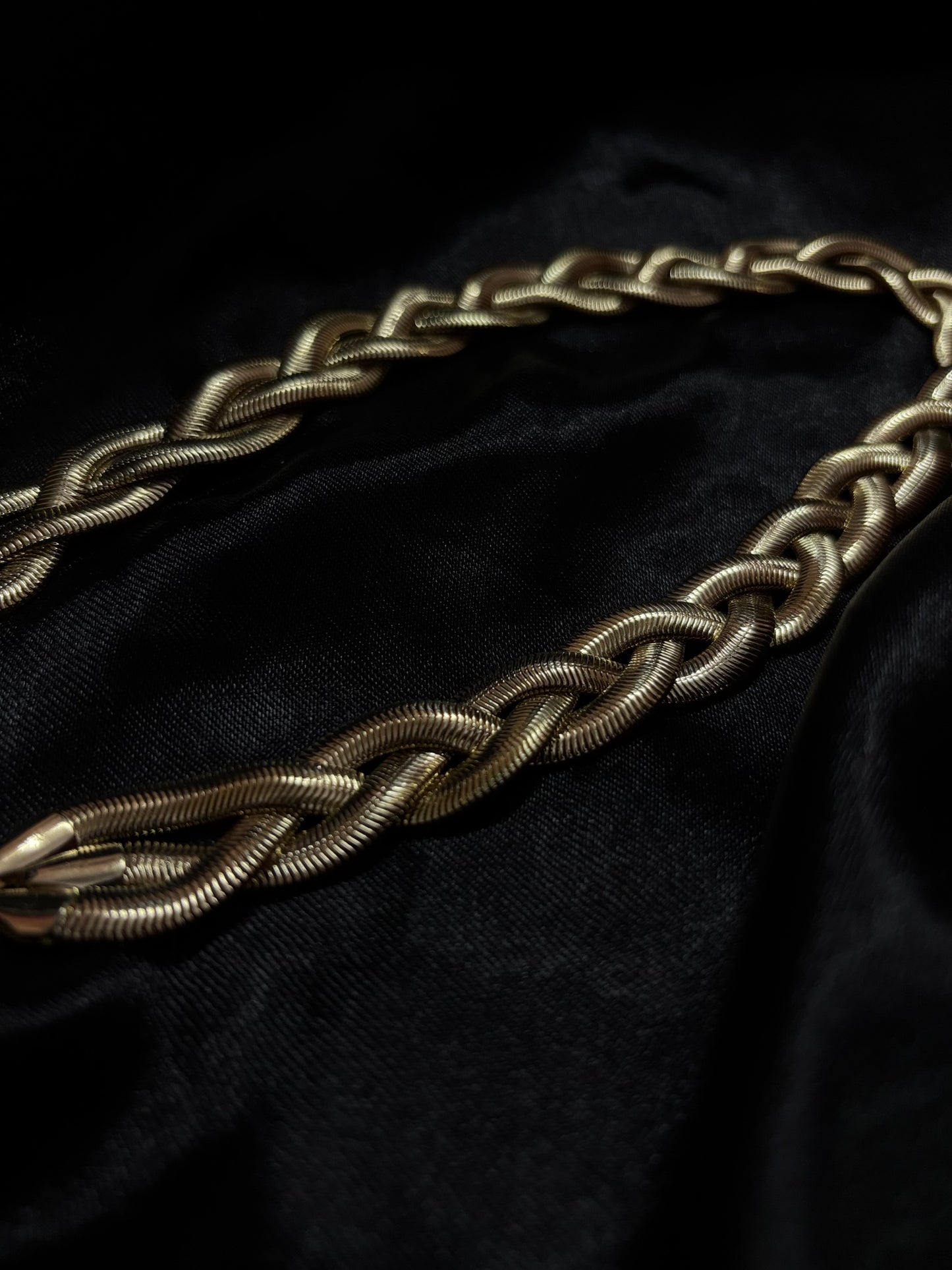 sleek twisted neckpiece