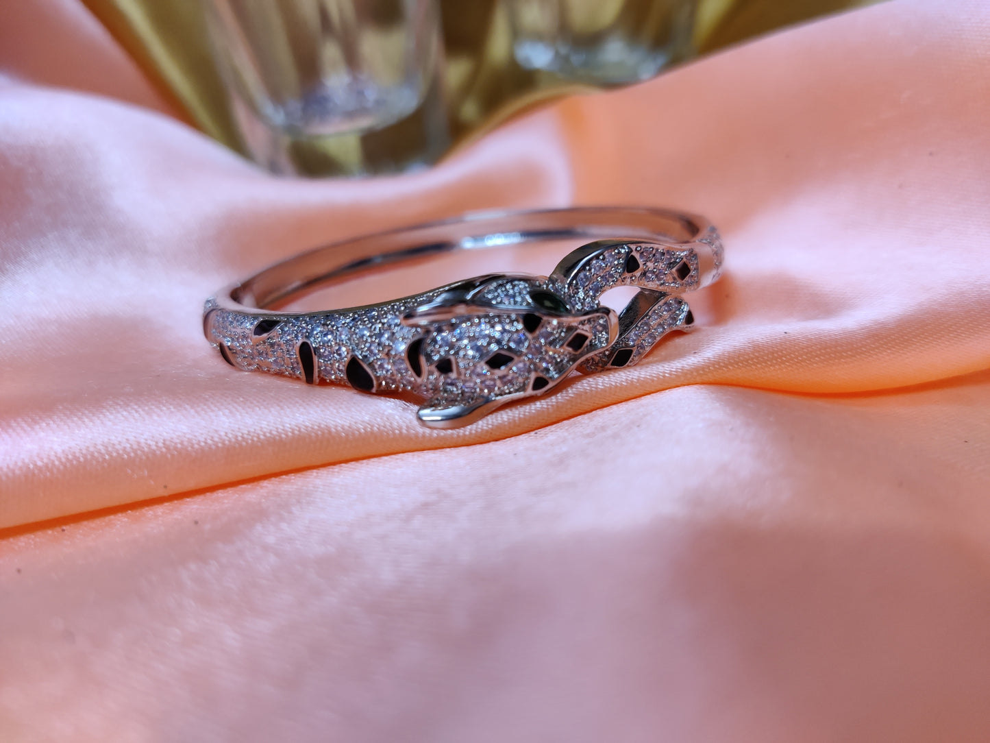 exquisite cheetah bracelet engraved with fine stones