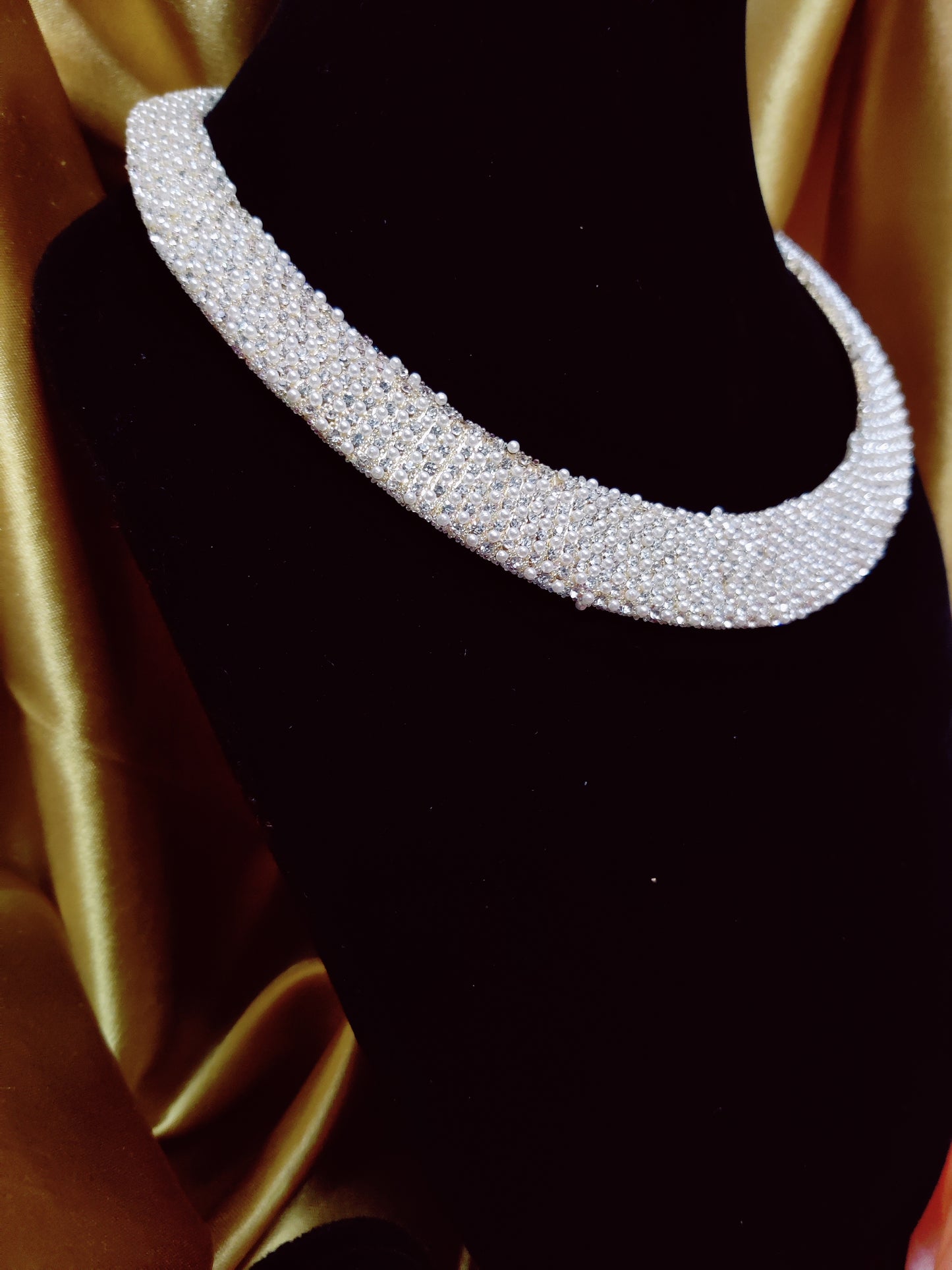 round neckpiece with rhinestone and pearl