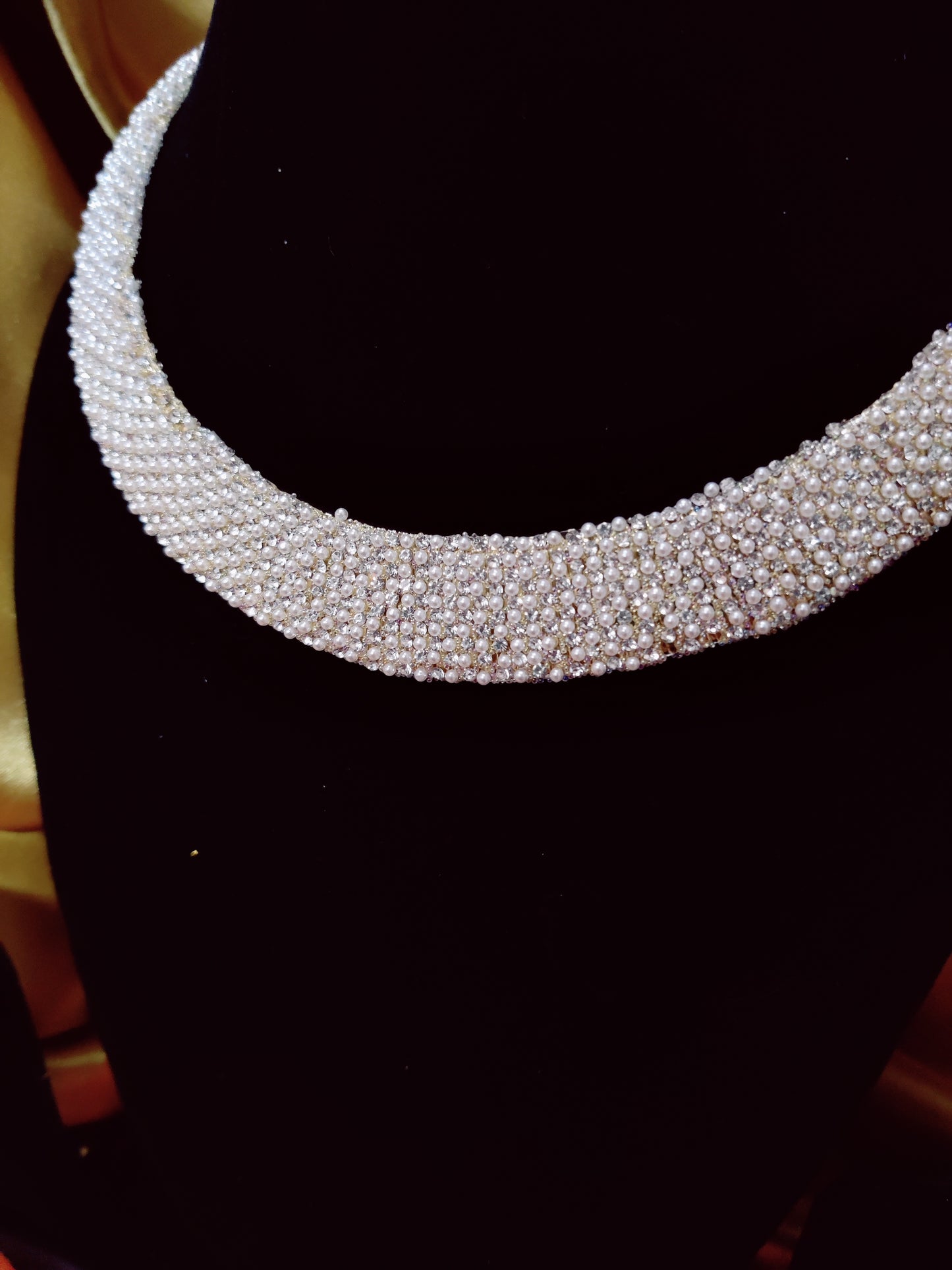 round neckpiece with rhinestone and pearl