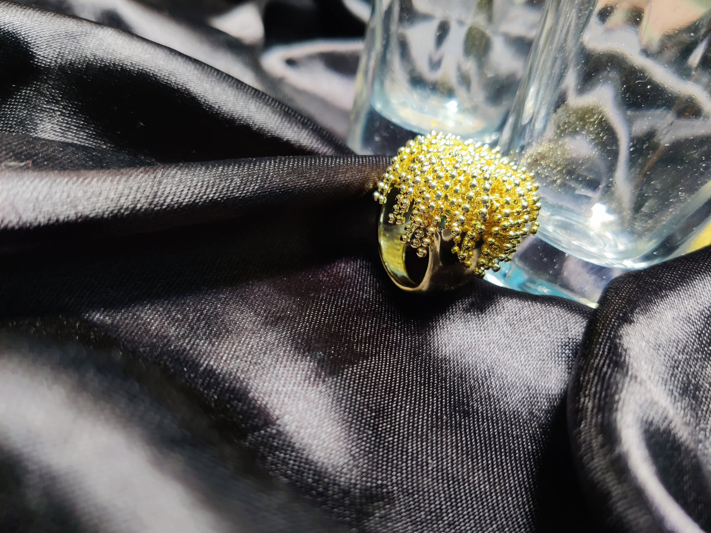 heavy frills golden ring