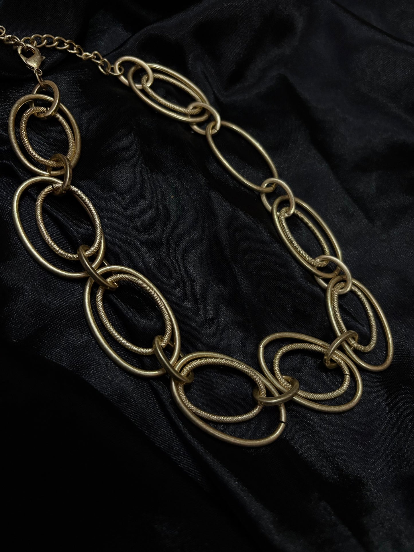 Intertwined double rounded neckpiece