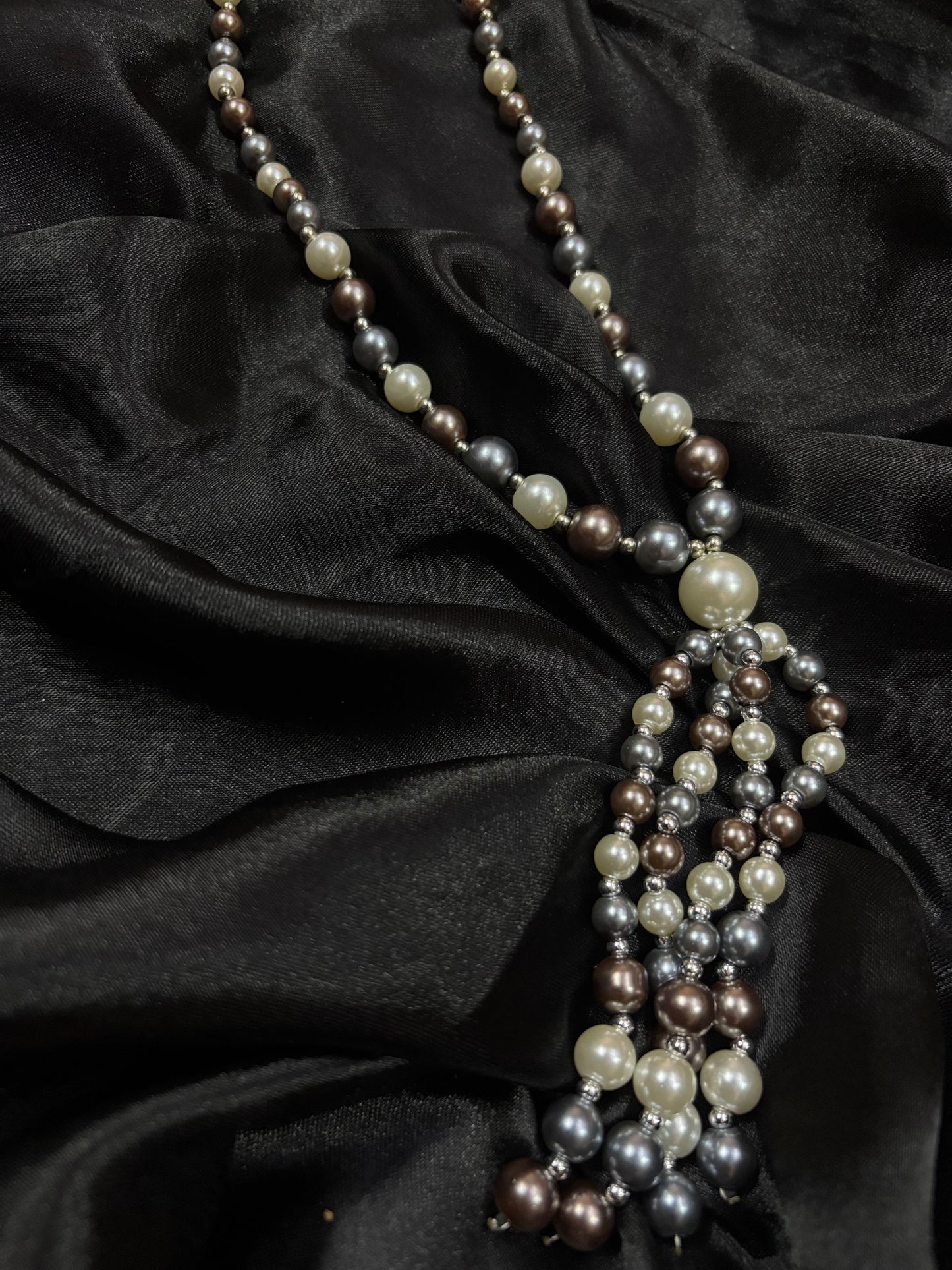 long pearl neck pendant in blue