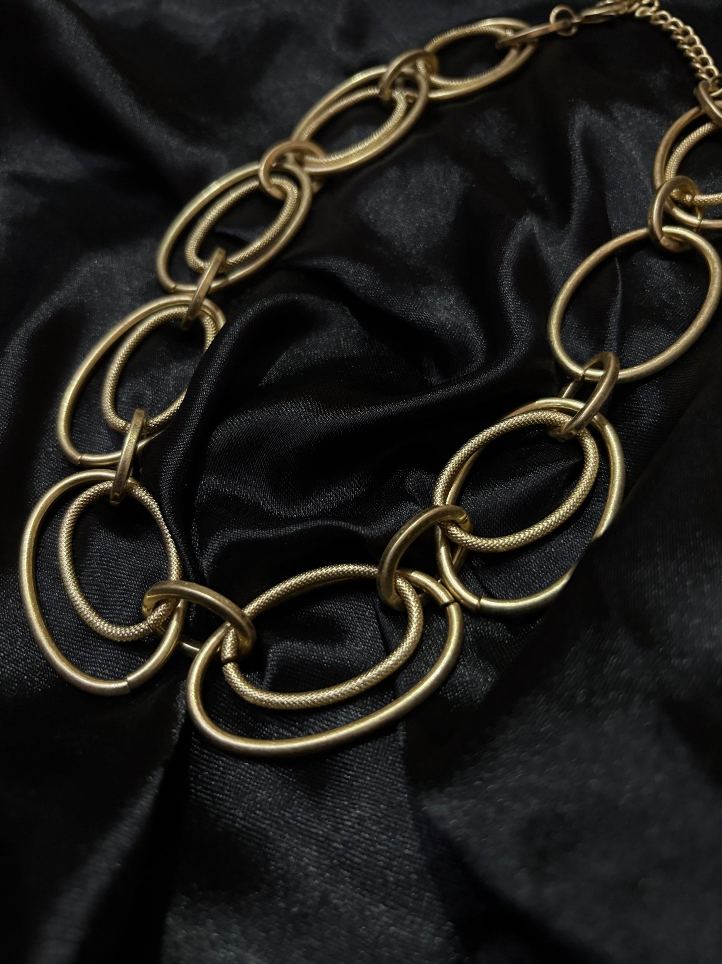 Intertwined double rounded neckpiece