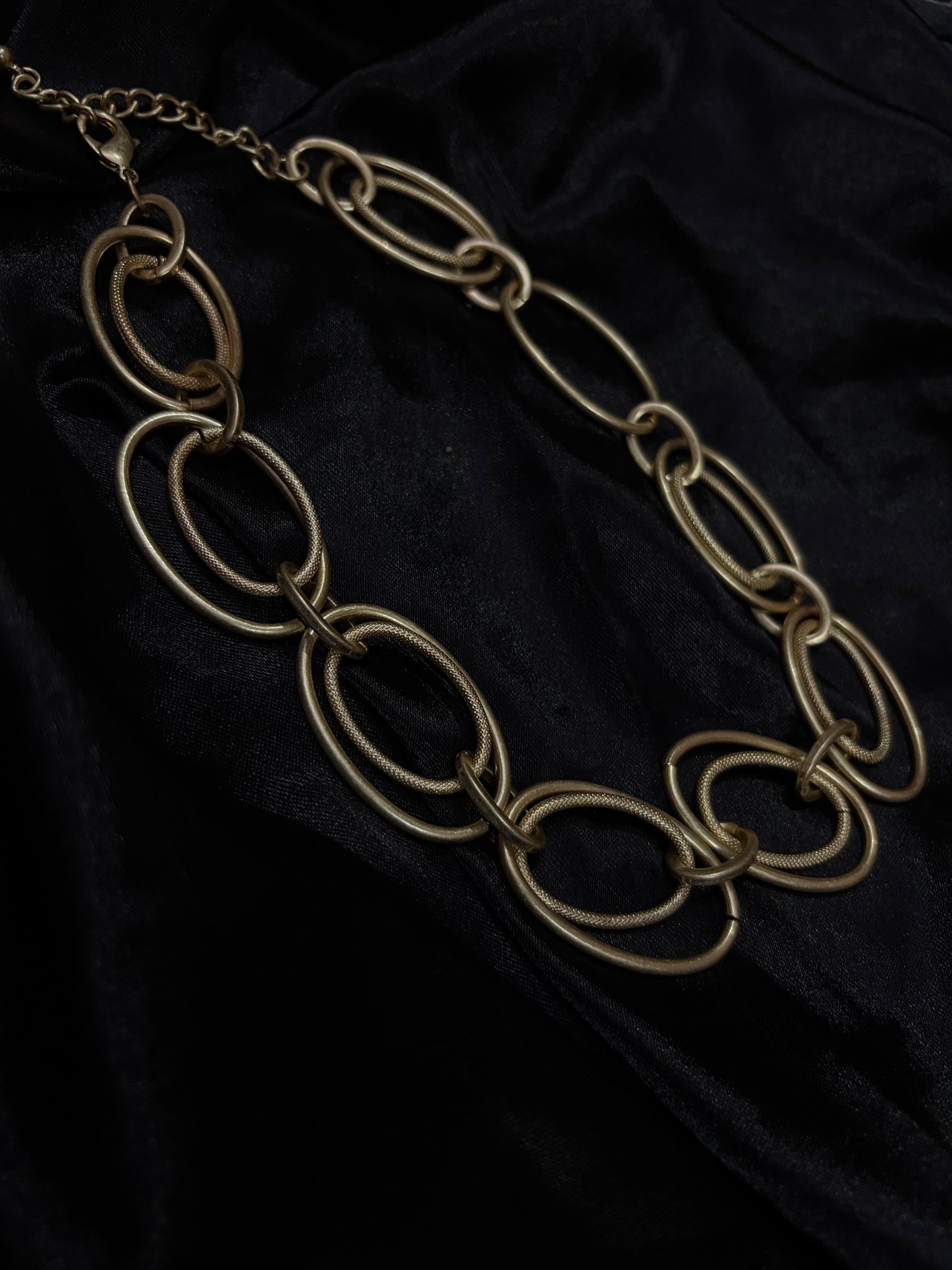 Intertwined double rounded neckpiece
