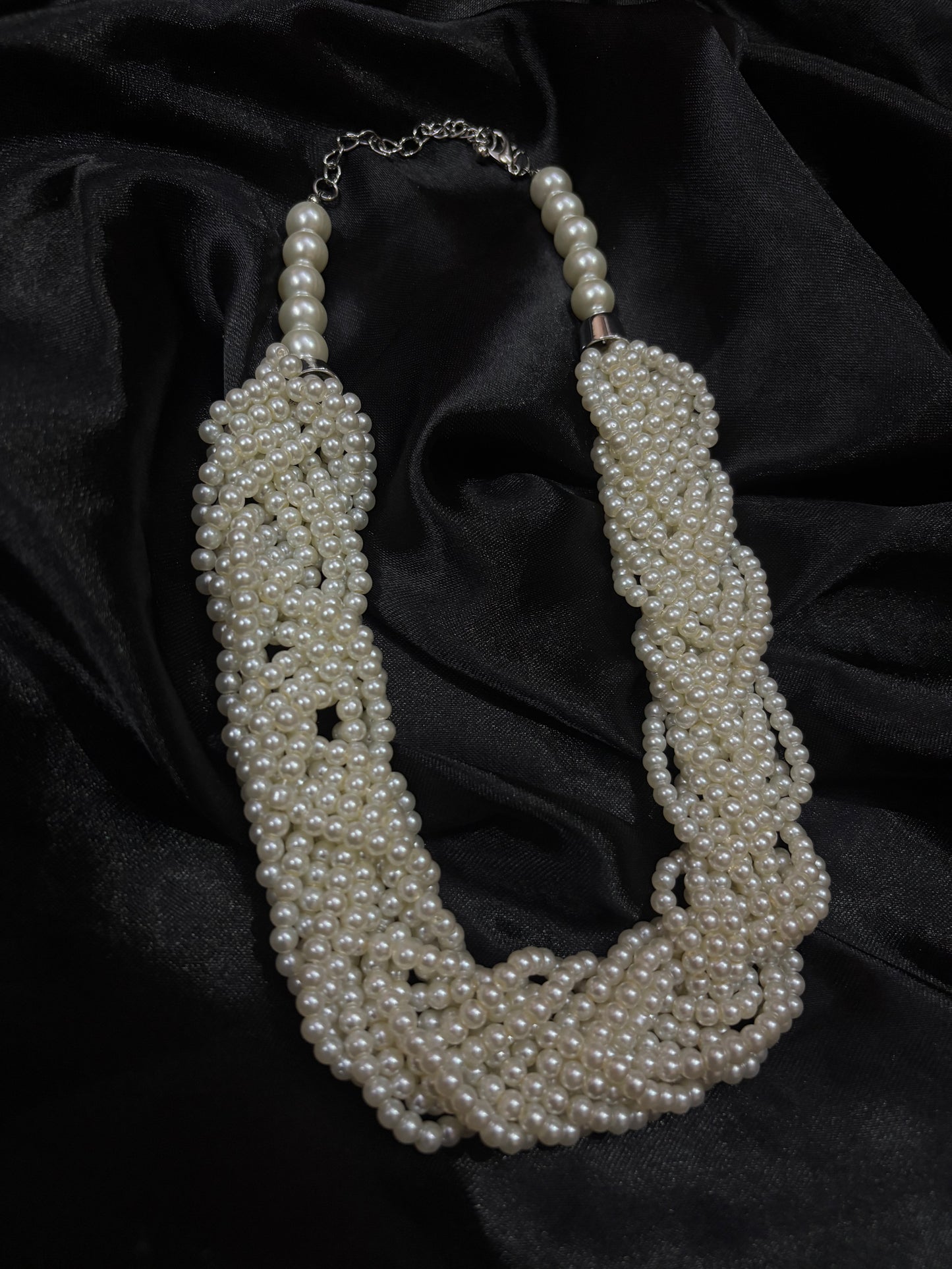 lustrous  necklace with pearls