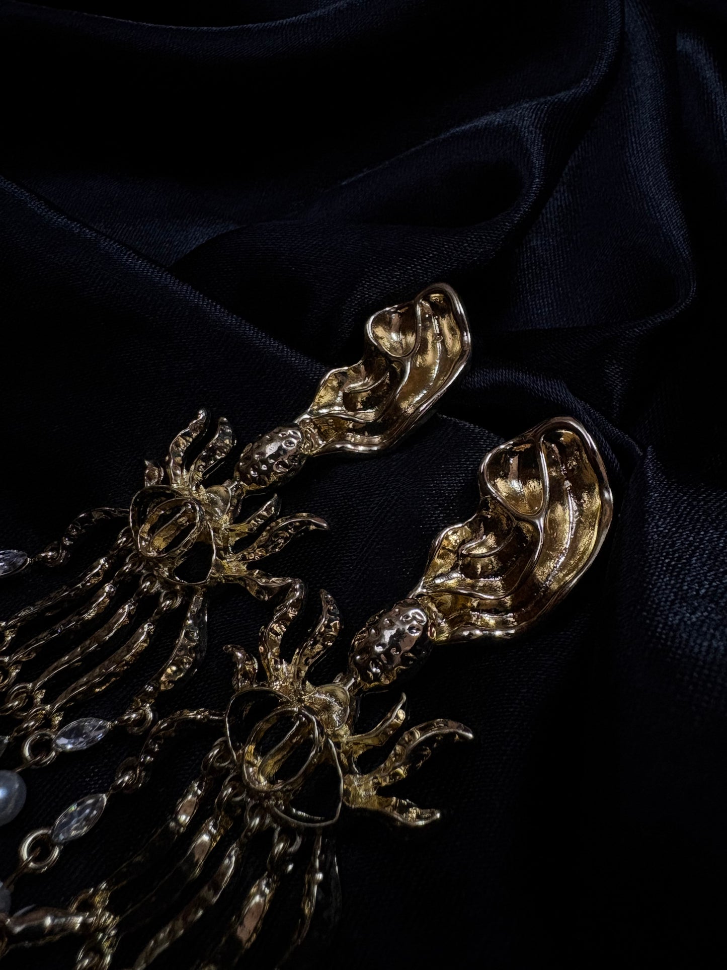Ear sculpted earring