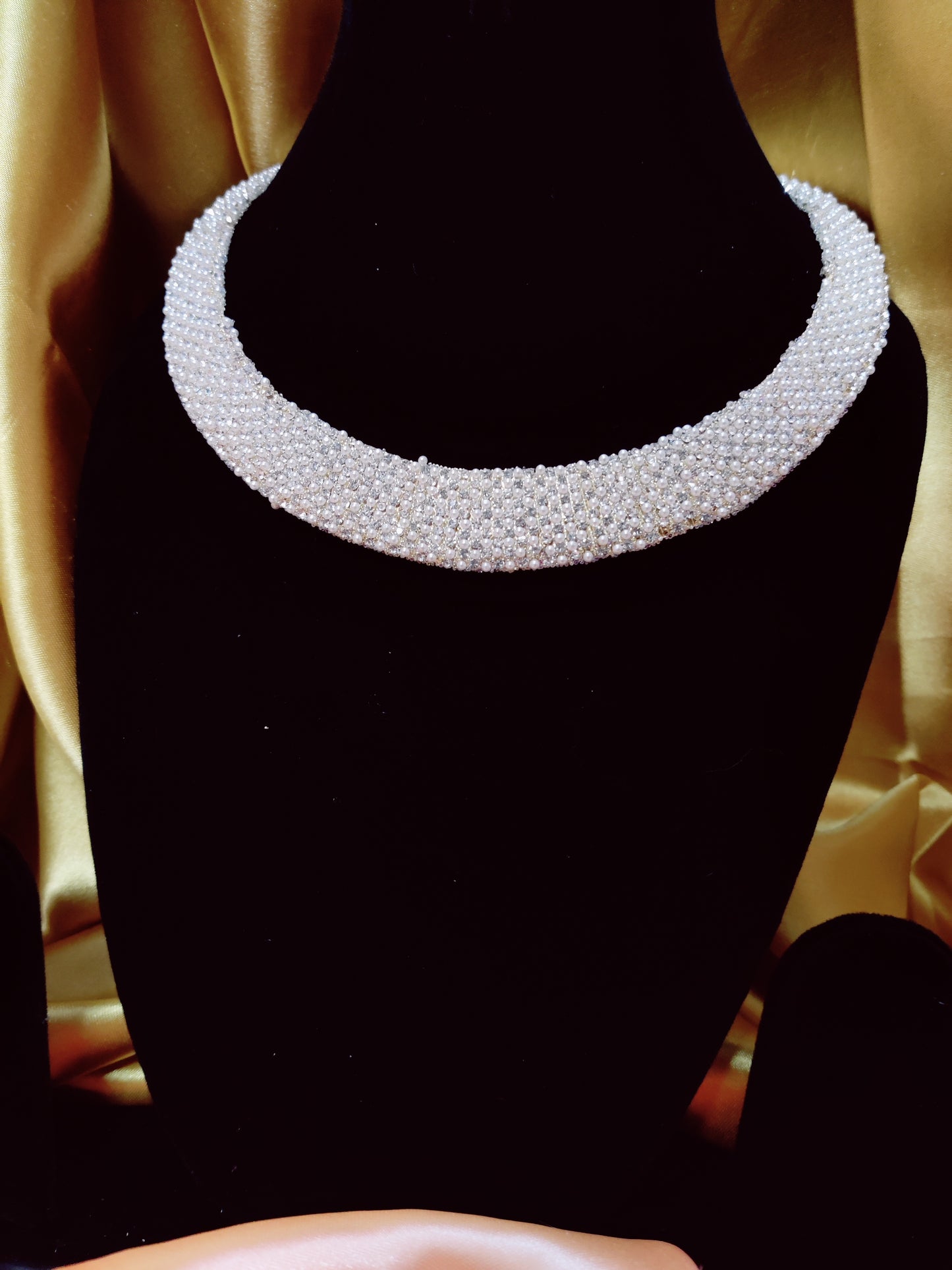round neckpiece with rhinestone and pearl